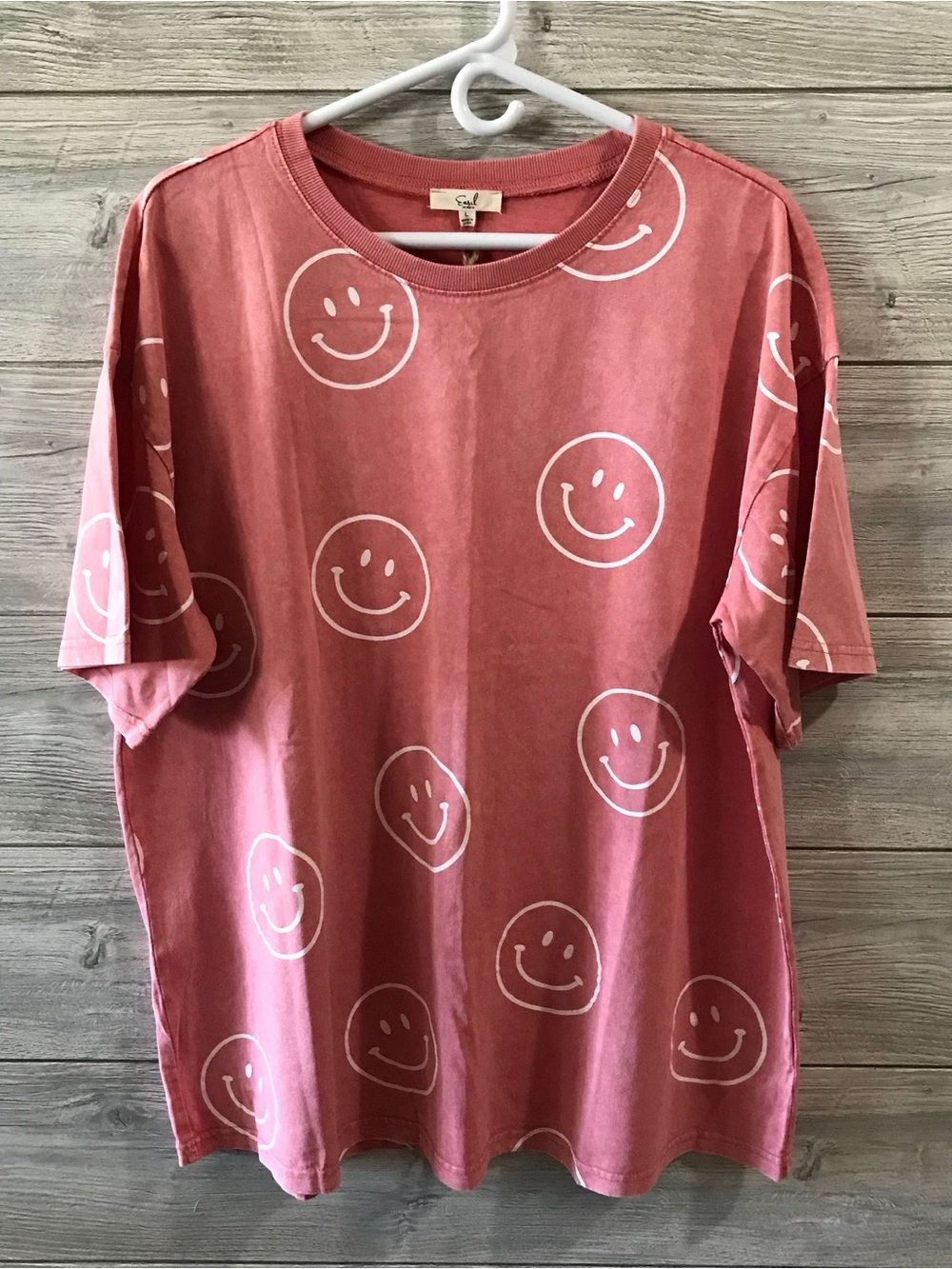 BNWT Easel Smiley Face Graphic Tee in Dusty Rose